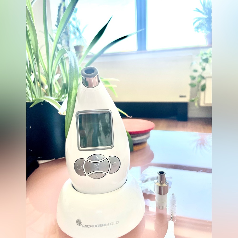 MicrodermGlo home microdermabrasion skincare device